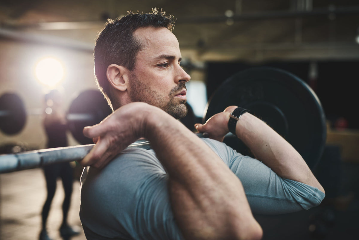 man powerlifting