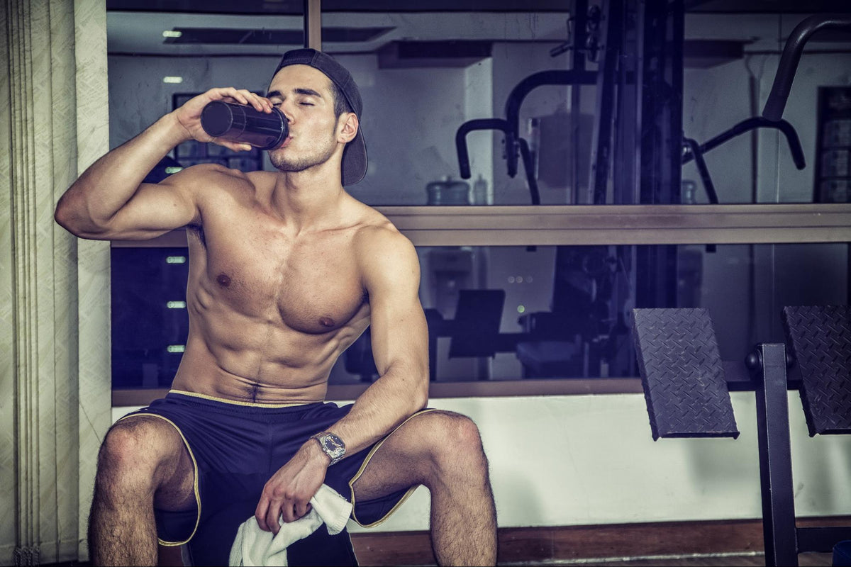Protein shake before or after workout: Man drinking