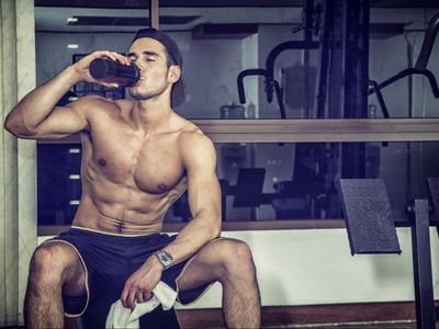 Protein shake before or after workout: Man drinking